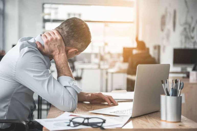 KELAMAAN WFH MENIMBULKAN KELUHAN PADA TUBUH? COBA 5 CARA INI